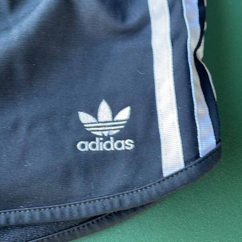 Woman’s shorts - Picture 2 of 3